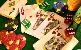 Bàn chơi live casino poker hand với dealer thật và giao diện tiếng Việt